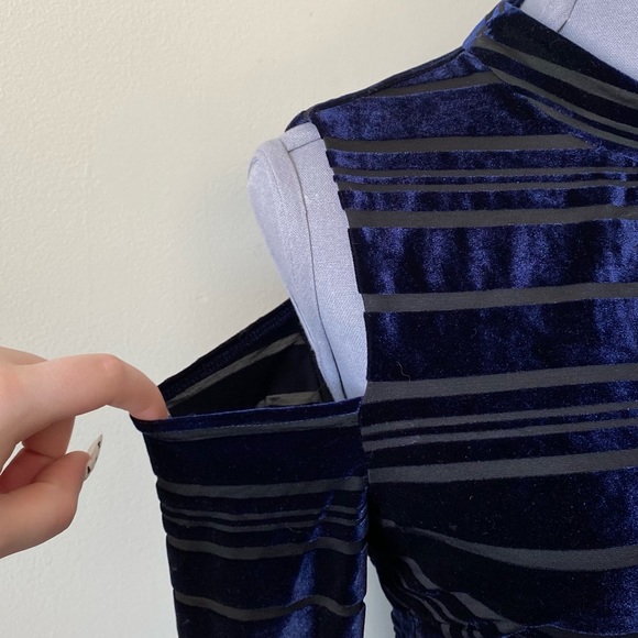 Guess cold shoulder choker neck blue/black velvet striped dress Size 8 - Picture 3 of 12